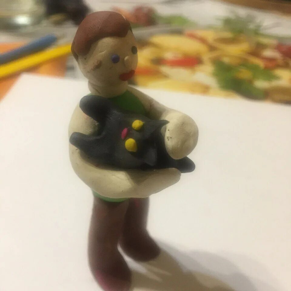 Лепка девочка с котенком в подготовительной группе. Лепка с детьми подготовительной группы. Лепка кота в подготовительной группе. Лепка с детьми подготовительной группы. Лепка в детском саду ребенок с котенком.