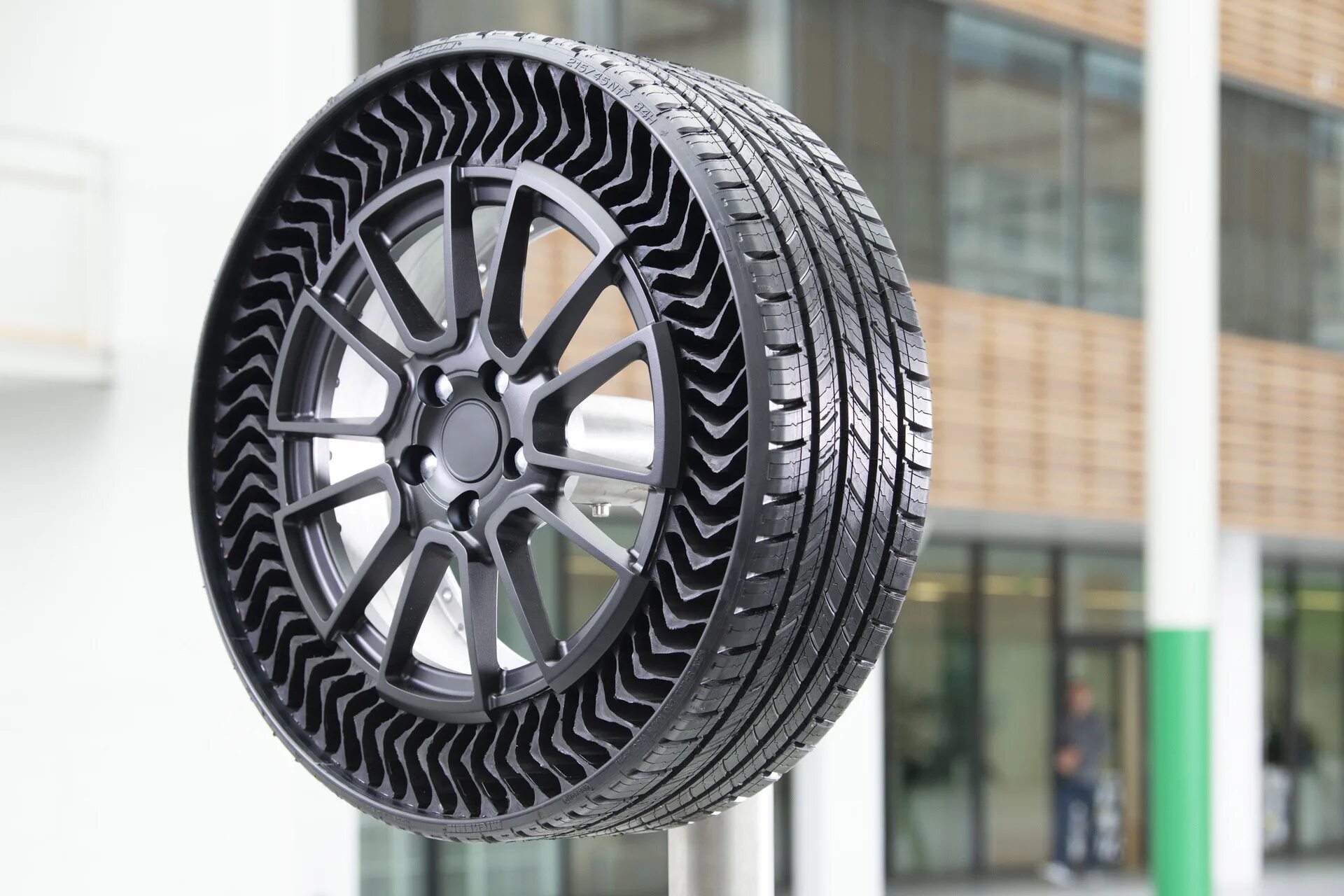 Какие колеса лучше для машины. Michelin Tyres. Концепт шины Мишлен. Мишлен 450490. Airless Tires Michelin.