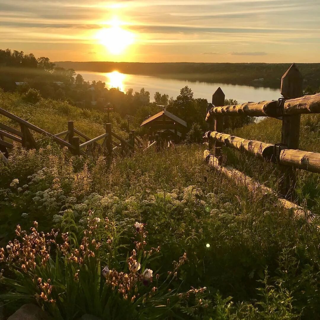 Солнце в разных домах. Лето в деревне. Природа деревня. Деревенский пейзаж. Красивый закат в деревне.