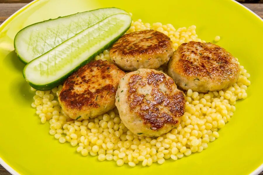 Рис с котлетой. Котлеты из нута. Котлета с кускусом. Кускус гарнир к котлетам. Куриный шницель с кускусом.