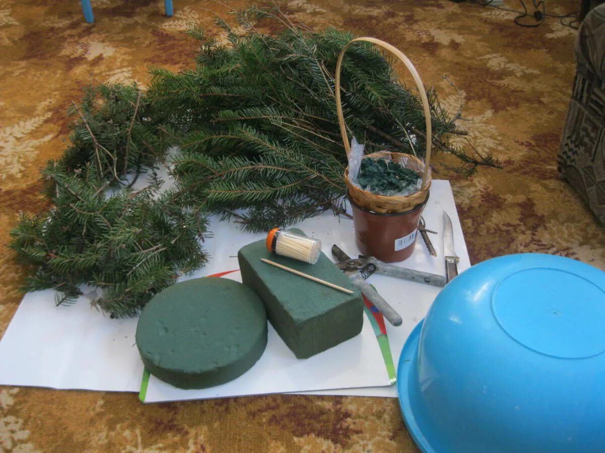 ель в флористической губке. как сделать елку из флористической губки. елка на флористической губке. елка из флористической губки и еловых веток. елка из живых веток.
