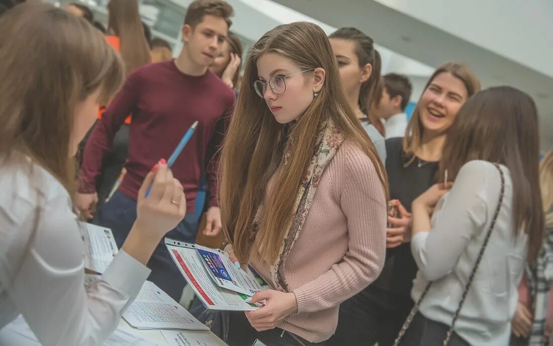 Абитуриенты барнаул. День открытых дверей в вузах. День открытых дверей университет. Поступление в вуз. День открытых дверей для студентов.