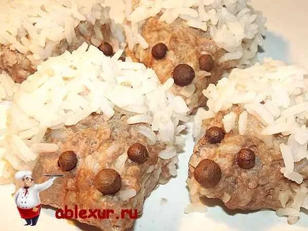 Готовить ежики с рисом в кастрюле. Фаршированный ёжик. ёжики из фарша с рисом. еда ежики из фарша с рисом.