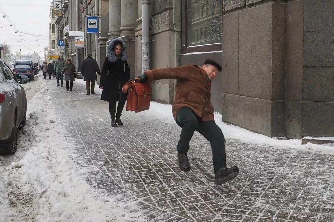 Гололед. Поскользнулся на льду. Человек падает на льду. Гололед упал