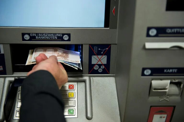Деньги в банкомате. Банкоматы cash in cash out. Банкомат гривны. Atm банкомат. Банкомат тинькофф 2022.