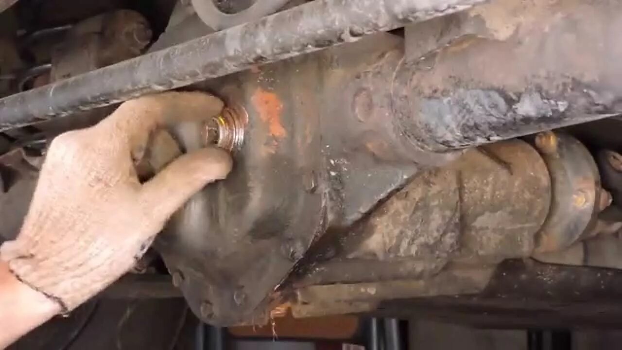 Масло моста санг енг. Ssangyong rear axle oil. масло в задний мост кайрон. саньенг кайрон сальник заднего моста. заливная пробка акпп санг енг кайрон.