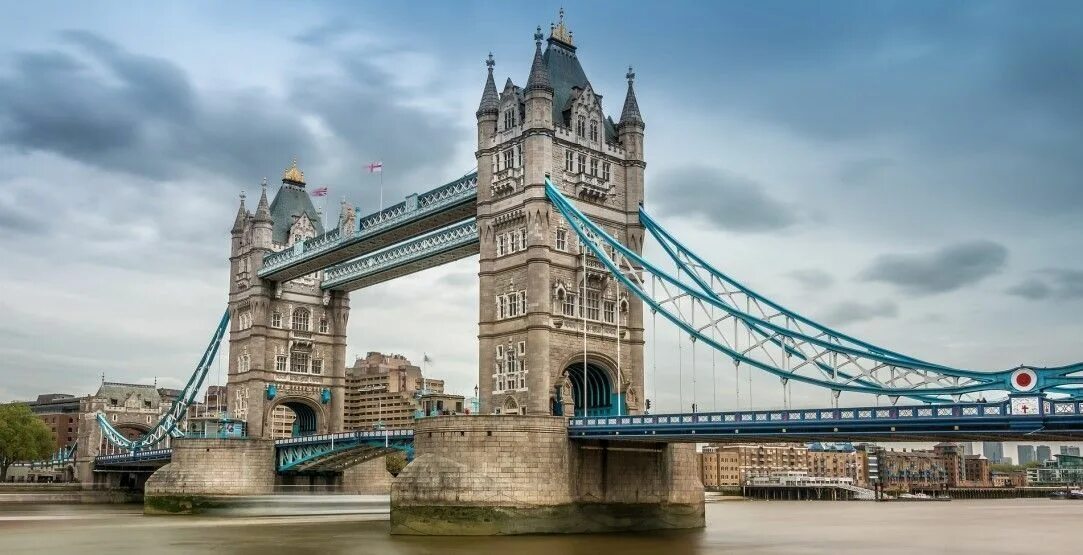 Лувр музей. The most famous sight. Лондон + великобритания. Достопримечательности франции музей лувр. Тауэр и колесо обозрения лондон.