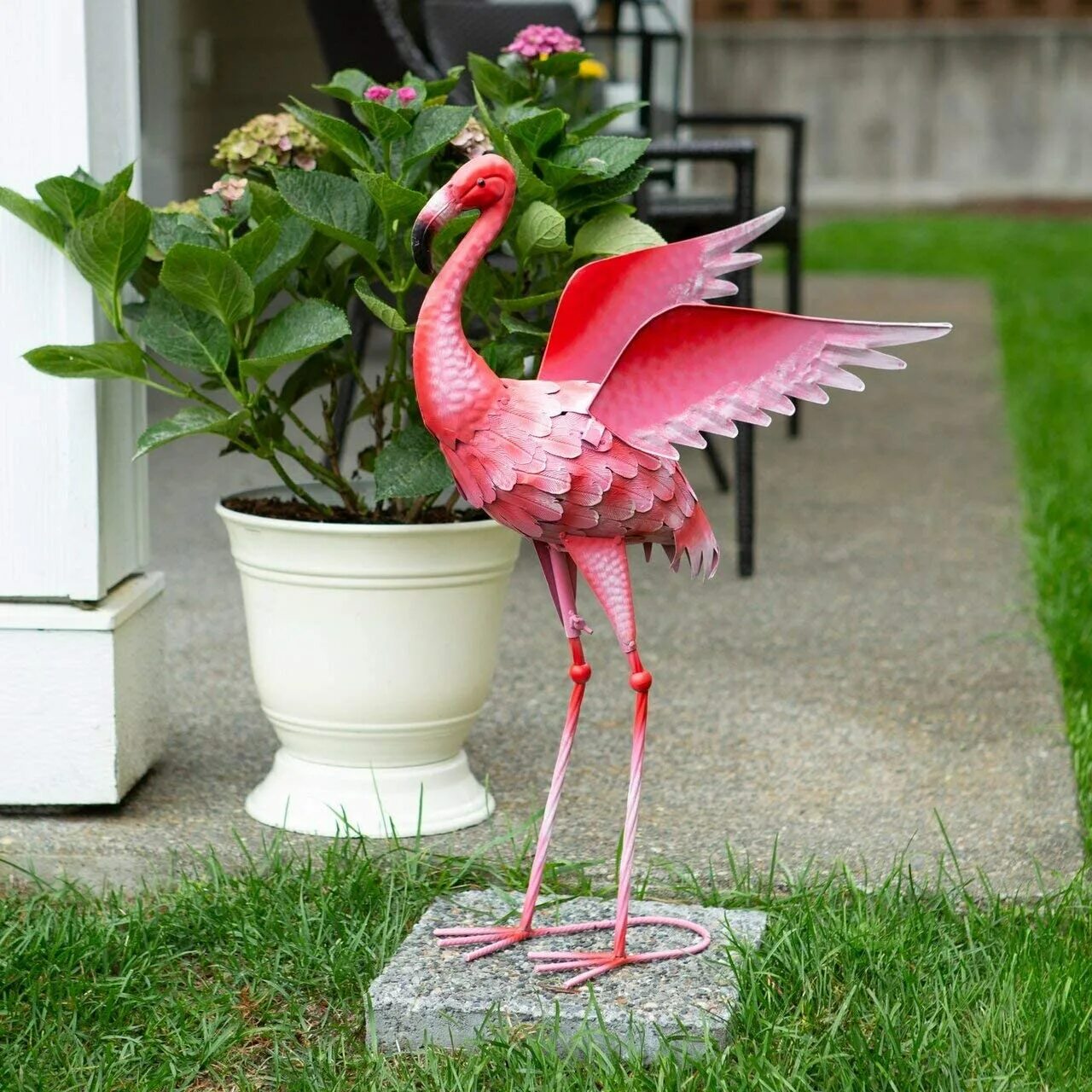Фламинго в саду. Танцующий Фламинго для сада. Фламинго светильник для сада. Фламинго садик. Квартиры фламинго купить