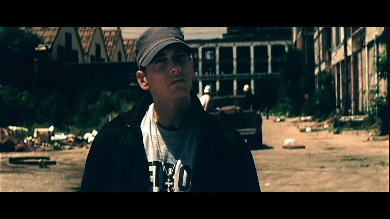 Эминем 2009 в клипе. Эминем бьютифул. Эминем в кепке 8 миля. Eminem 2009 beautiful. Клипы beautiful