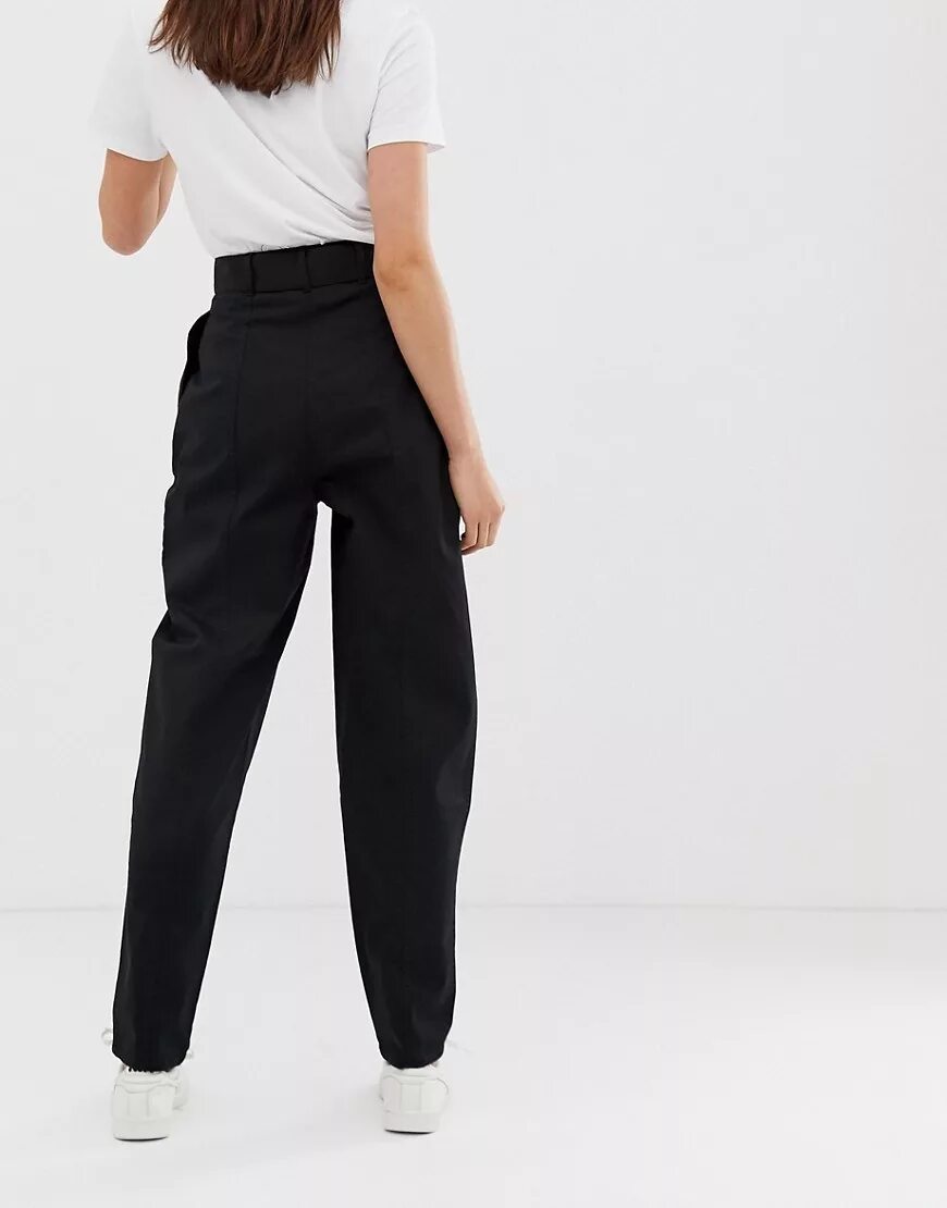 классический стиль для девушек. брюки черные. черные джинсы. черные джинсы с завышенной талией. чёрные обтягивающие джинсы.