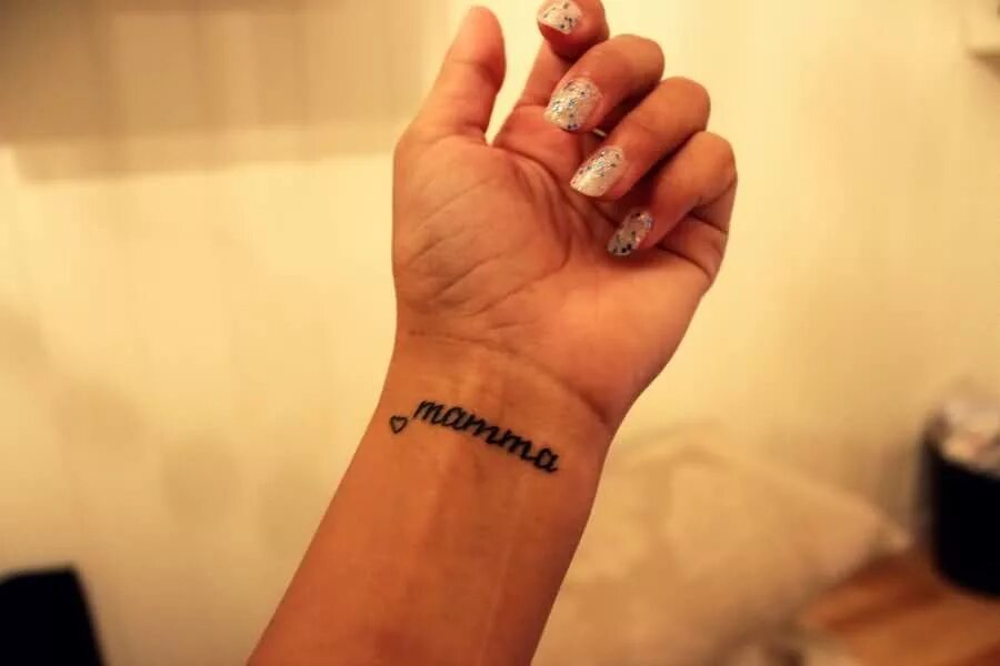 парные тату для мамы и дочки. тату на запястье папа. тату мама на запястье. татухи для детей на запястье. татуировка мама.