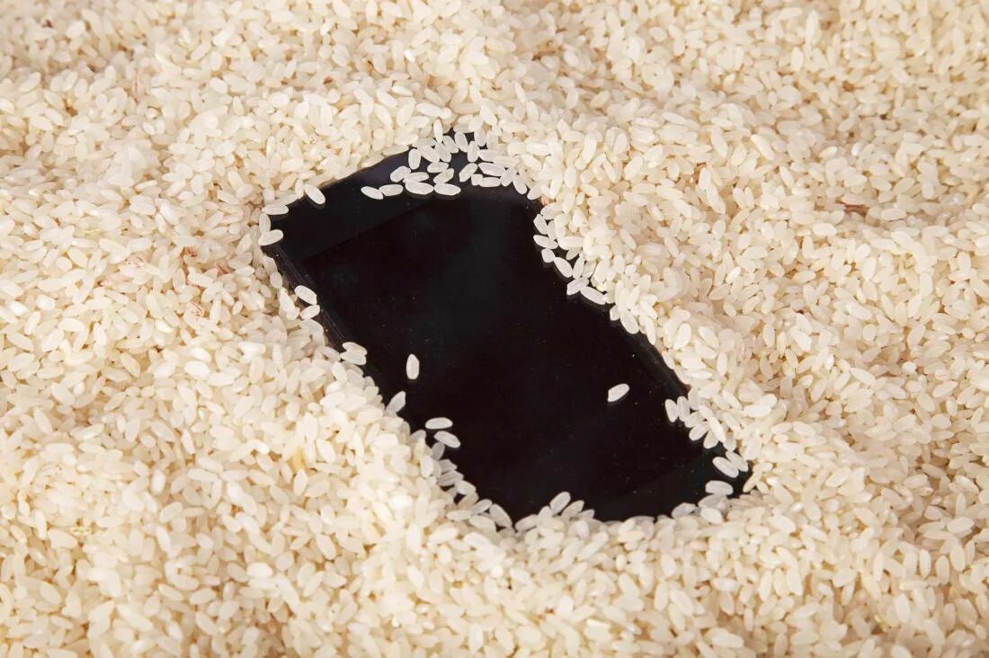 Что можно положить в рис. Смартфон в рисе. Айфон в рисе. Сушка телефона в рисе. Телефон в рис просушить.