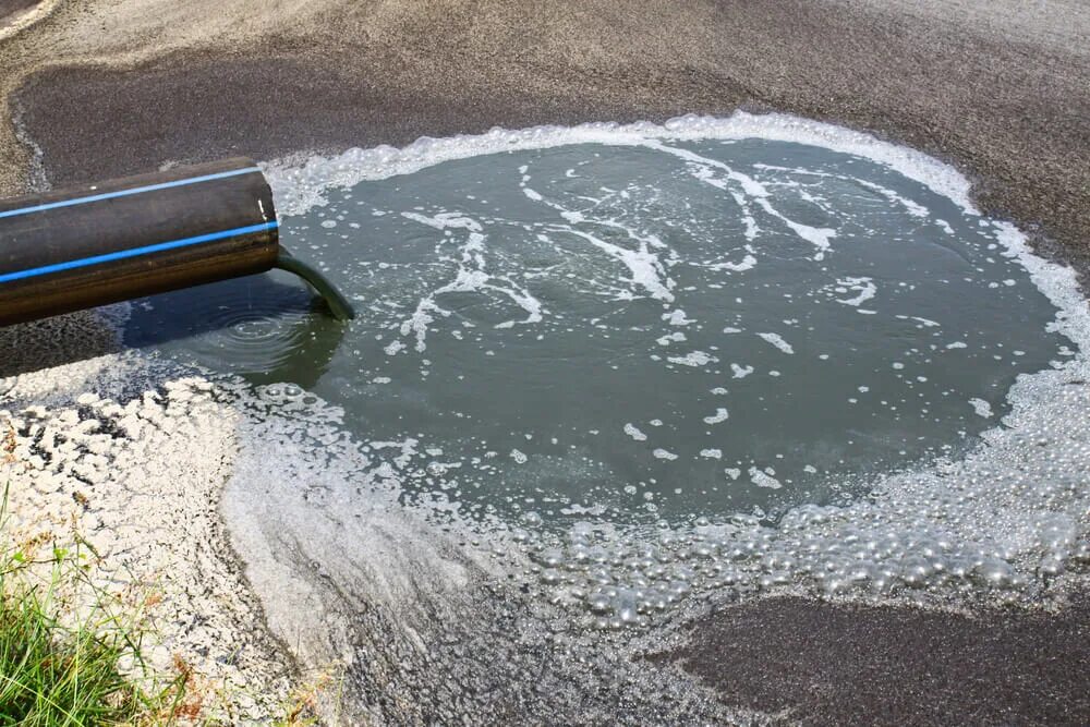 Загрязнение воды. Промышленные сточные воды. Канализационные стоки. Загрязнение воды промышленными отходами.