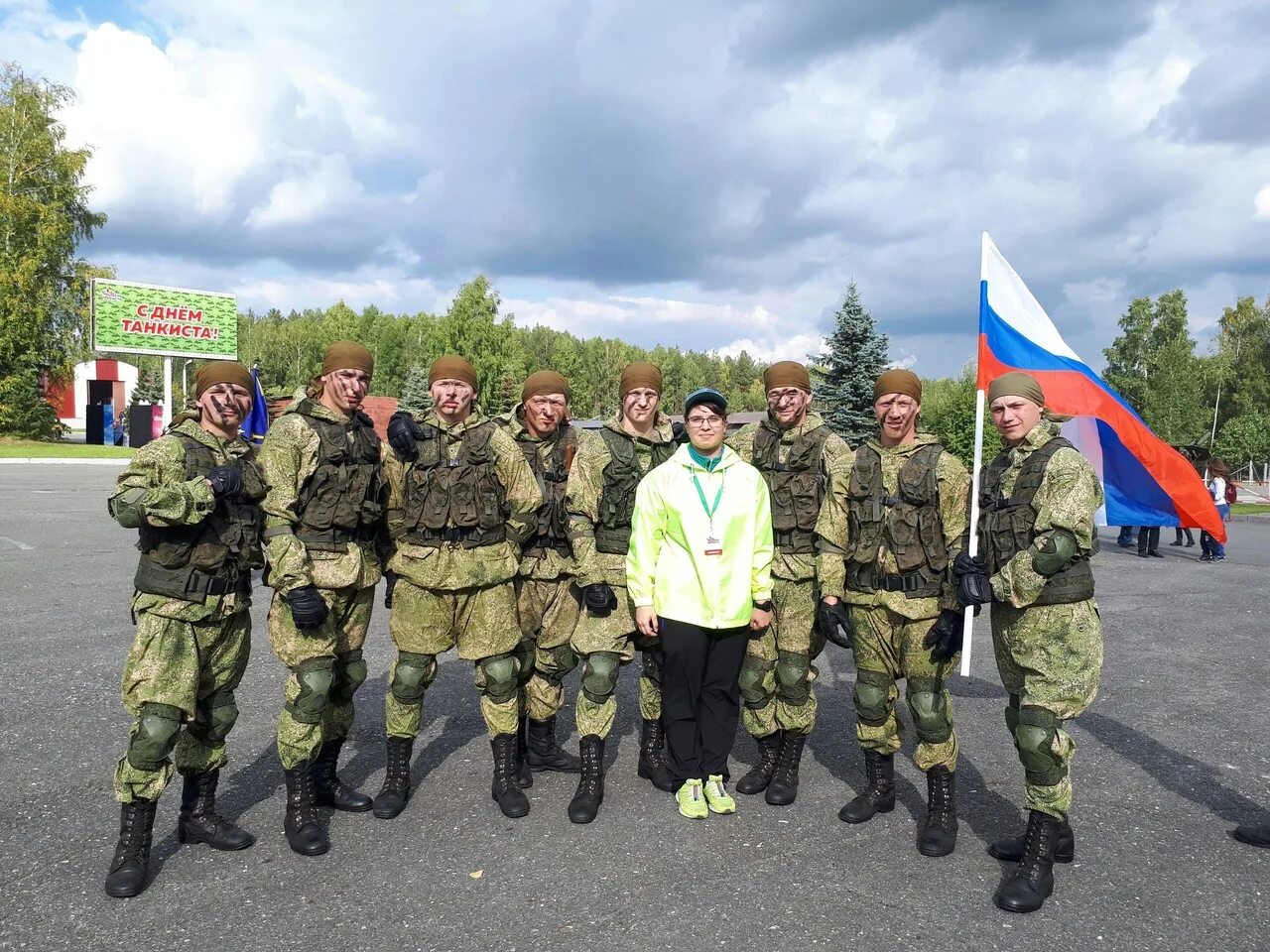 Волонтеры тагил. Добровольцы на полигоне. Тагил полигон волонтеры. Фотографии с праздника день танкиста под Питером 2018 год. Фото танкистов добровольцев в Уфе.