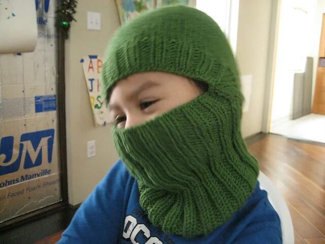 вязаная шапка шлем для мальчика. балаклава с ушками спицами. детская шапка балаклава спицами. шапка-шлем для мальчика спицами. детская шапка шлем спицами.