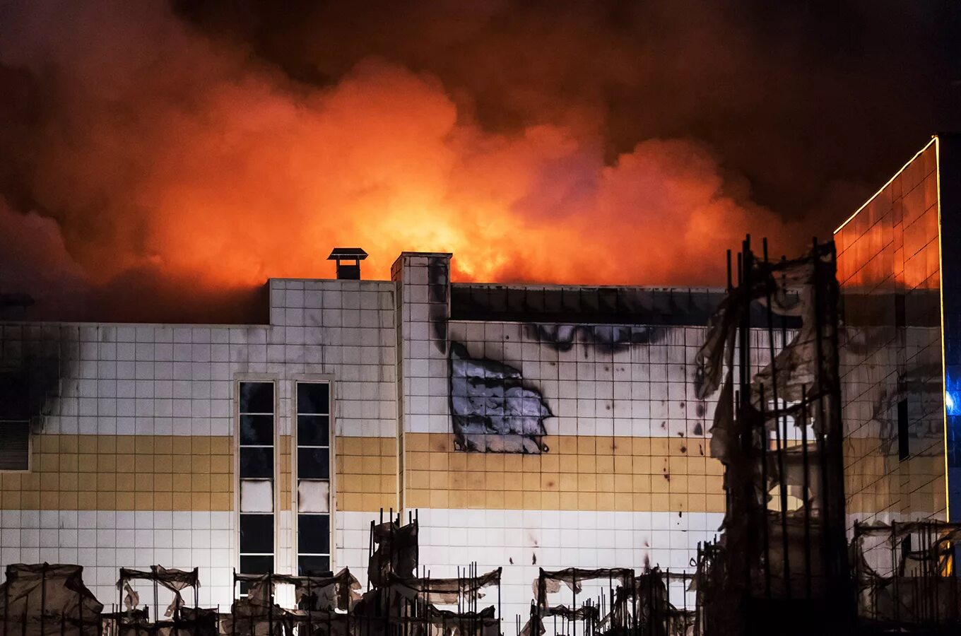 Пожар тц г кемерово. Зимняя вишня пожар в Кемерово. Пожар в Кемерово в ТЦ зимняя вишня. ТЦ вишня Кемерово пожар. ТЦ зимняя вишня Кемерово.