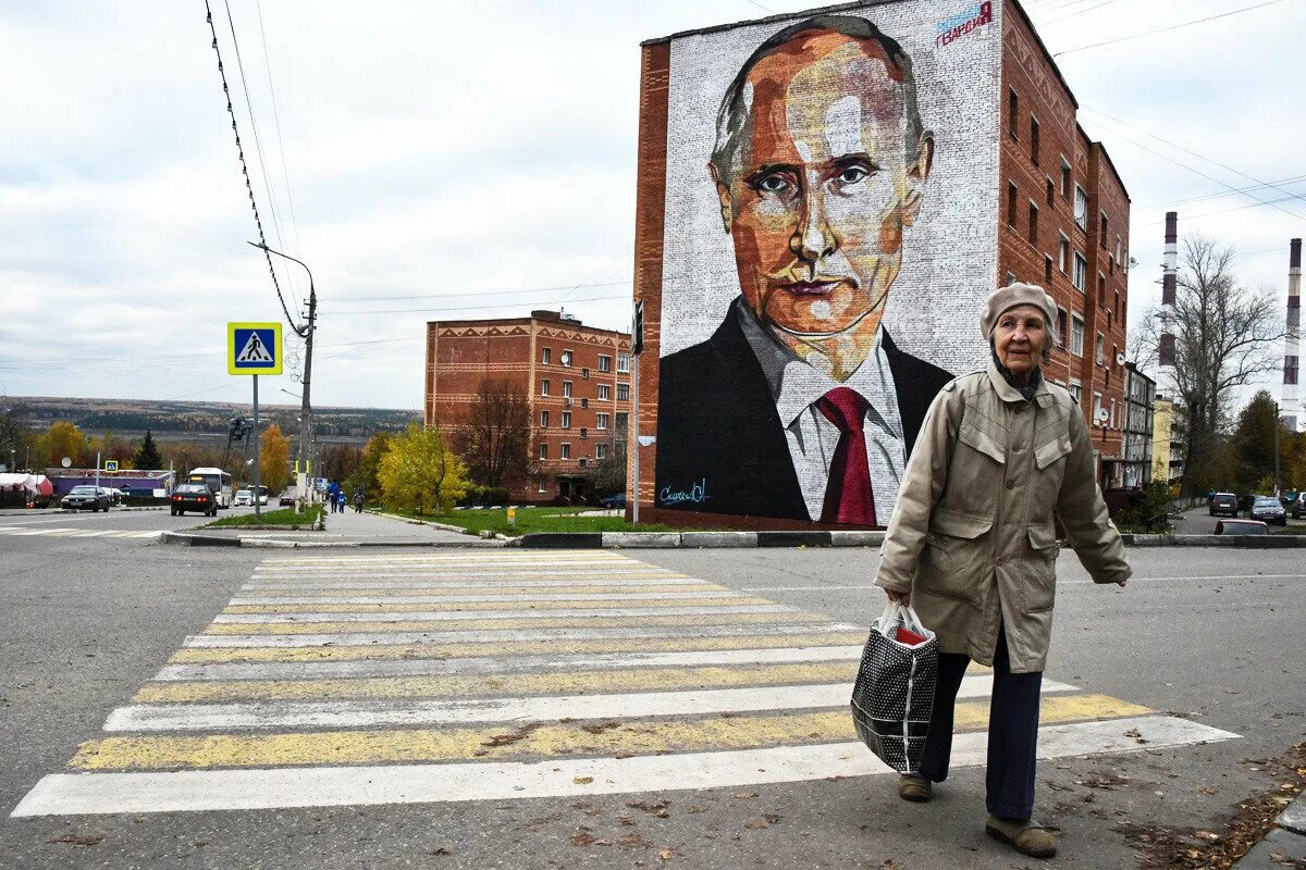 19 октября 2024 год. Портрет Путина в Кашире. Портрет Путина на доме. Кашира дом с Путиным.