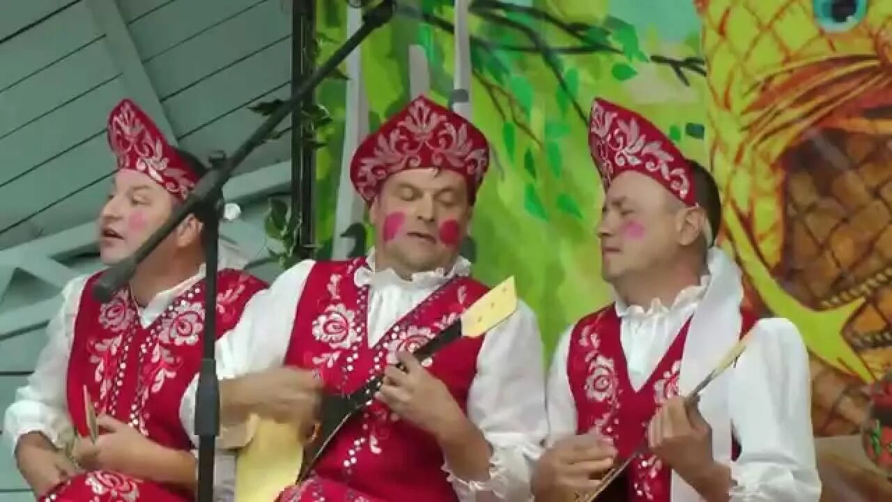 Ой мамочка на саночках. Ой мамочка на саночках сценка. Ой мамочка на саночках слушать. Артель роса чучело картинка. Текст песни ах мамочка на саночках.