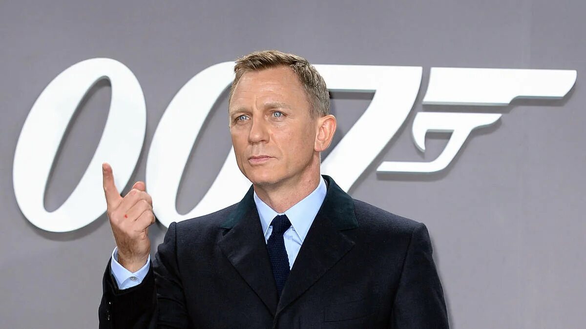 Новый агент 007. Агент 007 дэниел крейг. New bond. New bond. New bond.