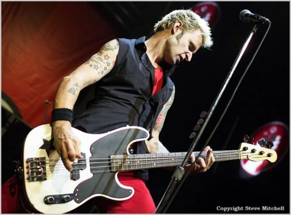 Майк дернт. Басист Green Day. Бас гитарист Green Day. Green Day солист.