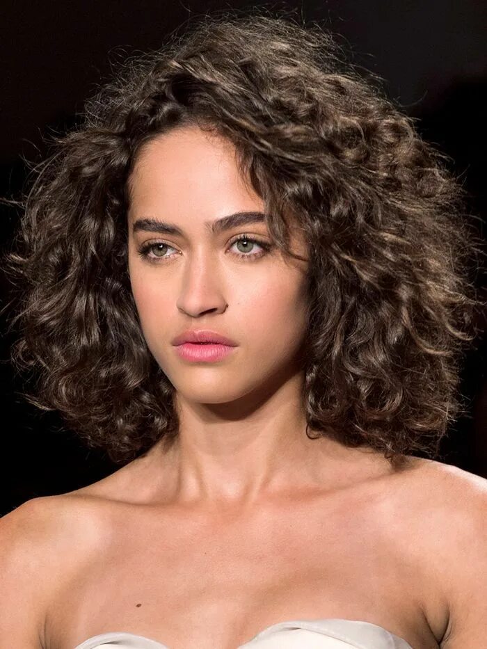 Чуть вьющиеся волосы. Curly Bob модель. Стрижки для курчааых волос. Стрижки на кудрявые волосы. Стрижки на кучерявые волосы.