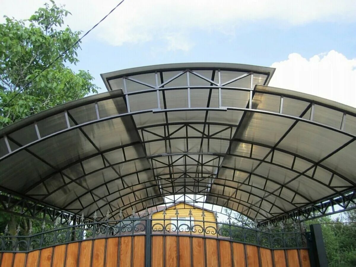 Двухуровневый навес. Двухъярусный навес. Навес под авто. Красивые арочные навесы. Профилированный поликарбонат на арочный навес.