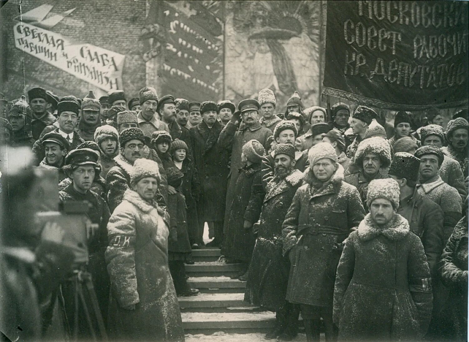 Ленин во время революции. Демонстрация Большевиков 1917. Еврейские революционеры 1917. Ленин и Троцкий 1917 фото. Ленин на красной площади 1918.