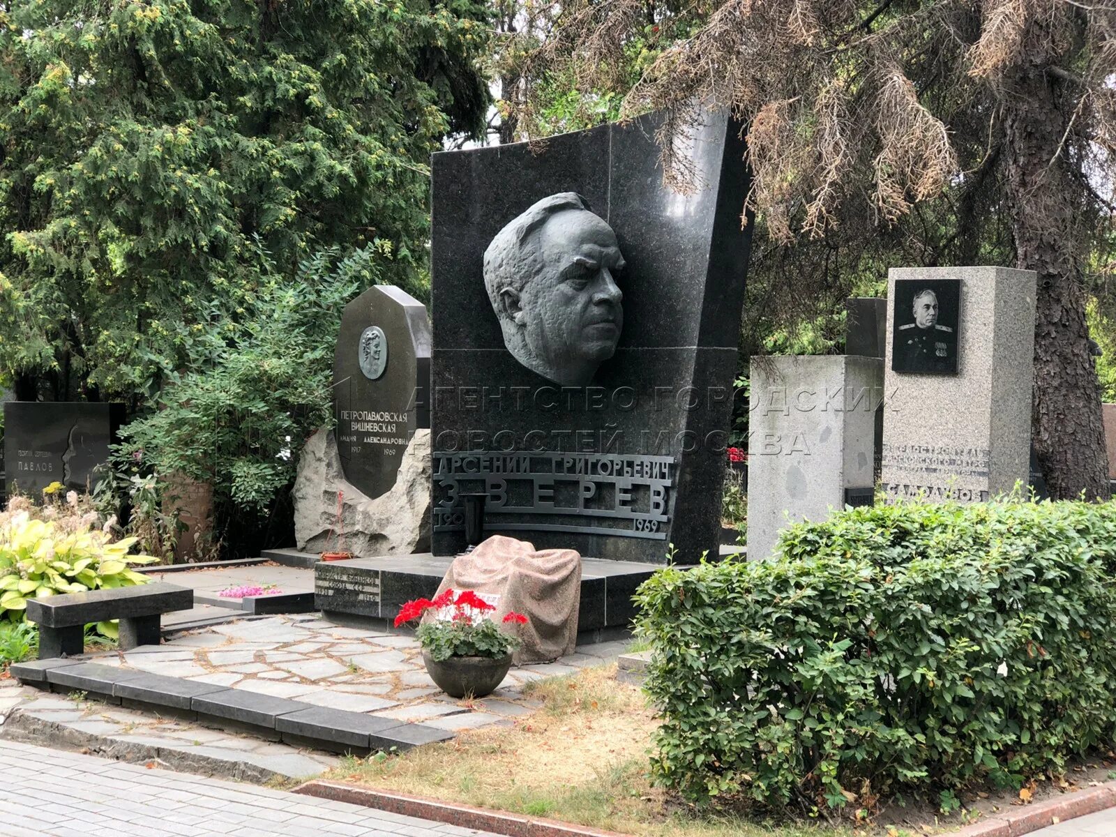 Могила зыкиной на новодевичьем кладбище фото. Памятники знаменитостей на новодевичьем кладбище. Спортивная новодевичье кладбище. Новодевичье кладбище в москве. Новодевичье кладбище.