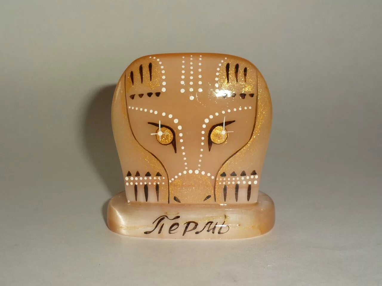 Селенит камень пермь. Селенит ведерников. Будда селенит. Селенит в пермском крае. Сувениры из селенита.