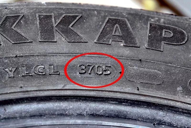 Где на колесах дата. Дата производства шин маркировка. Как проверить год выпуска шины. Как узнать год выпуска автомобильной шины. Маркировка шин Дата изготовления.