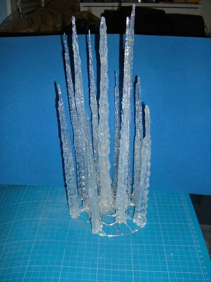 Поделка сосульки. Сосульки из клея. Сосульки из горячего клея. Поделка сосульки. Сосульки из горячего клея.