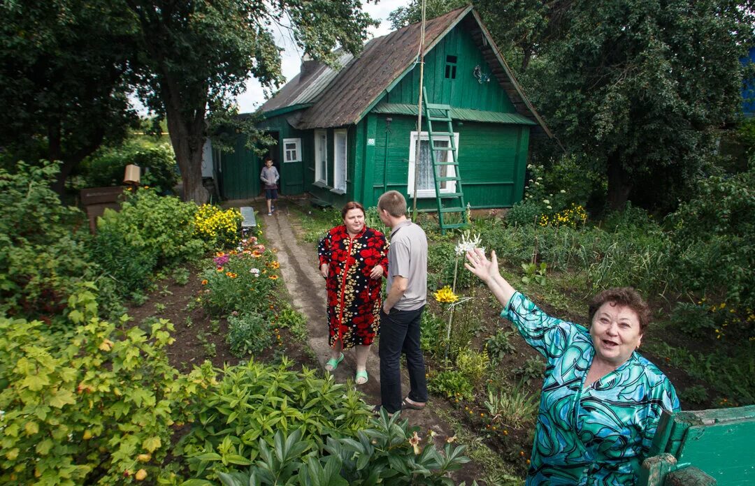 В 2 соседних деревнях. Деревенский огород. Дом в деревне с огородом. Соседи в деревне. Огород в селе.