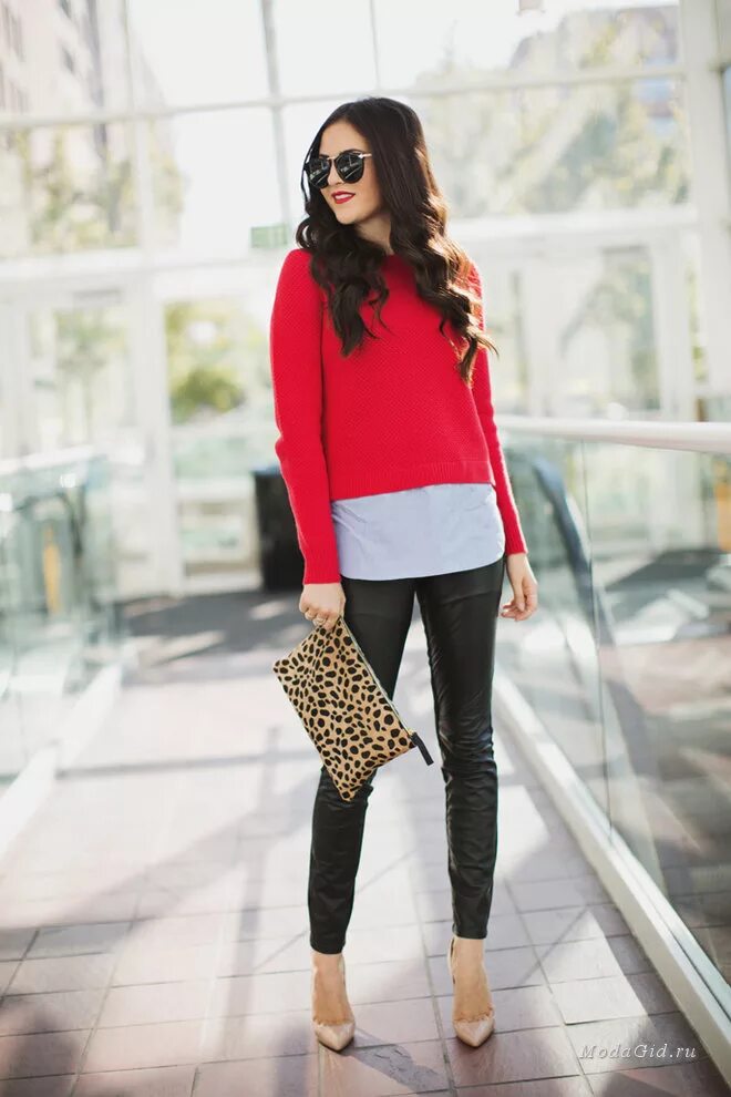 Красная блузка сочетается. Повседневная одежда красная. образ с красной кофтой. образы с красным свитером. слуки с красным свитором.