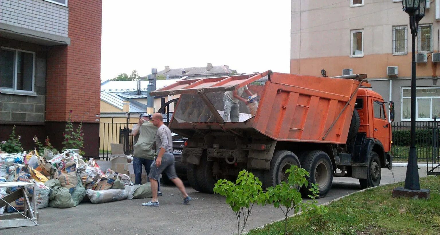 Вывоз строительного уфа. Вывоз строительного уфа. Снос. Мусорный самосвал. Демонтаж ветхого.