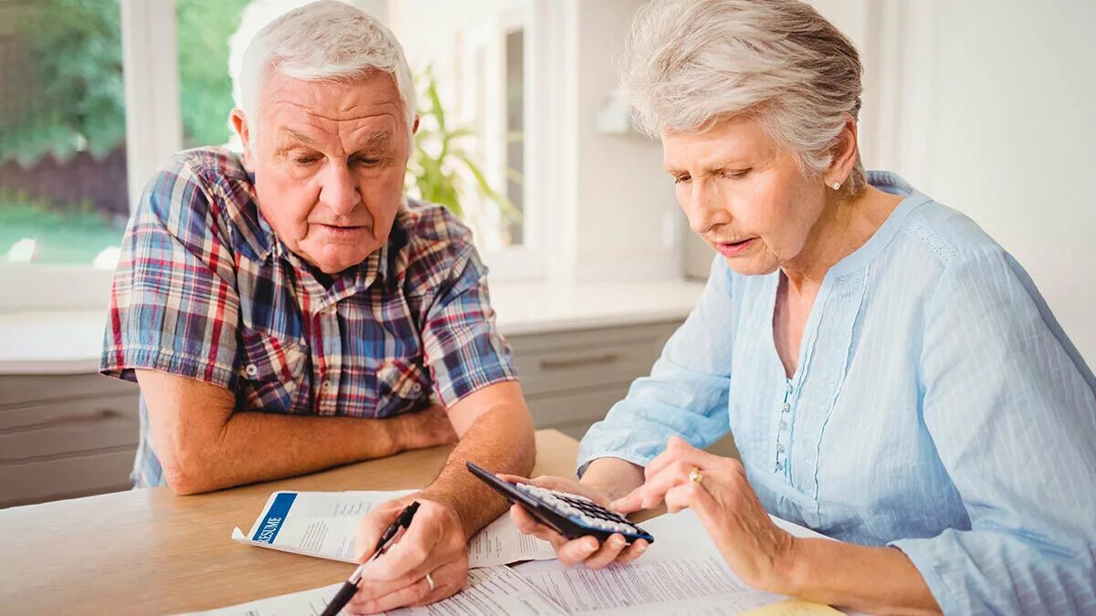 Лужковские надбавки пенсионерам. Пенсионер по старости. Пенсионер по старости. Социальные выплаты. Пожилые граждане.