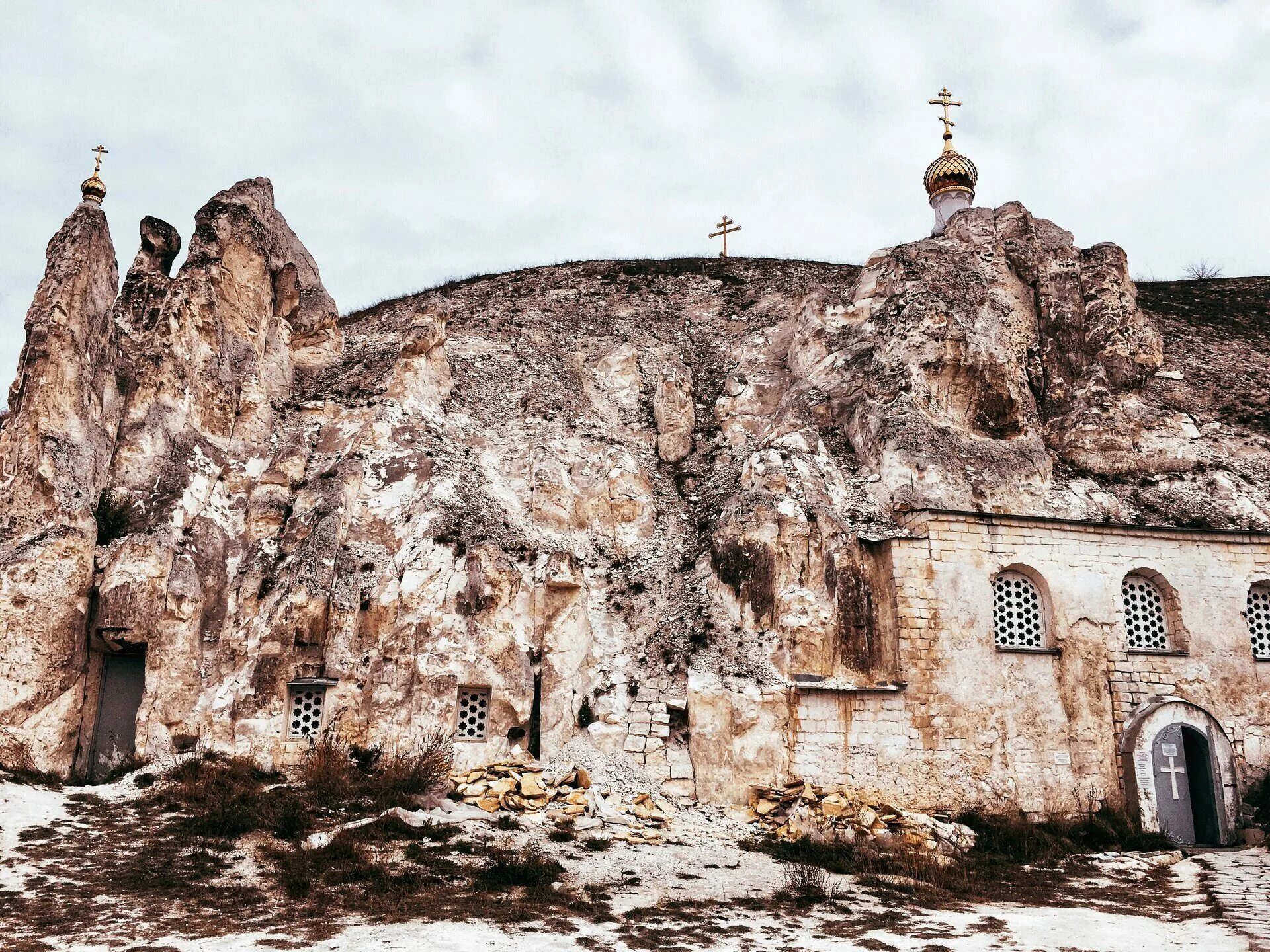 белогорье пещерный храм. воскресенский мужской монастырь белогорье. белогорский воскресенский пещерный монастырь. белогорье пещерный храм. монастырь дивногорье воронежская.
