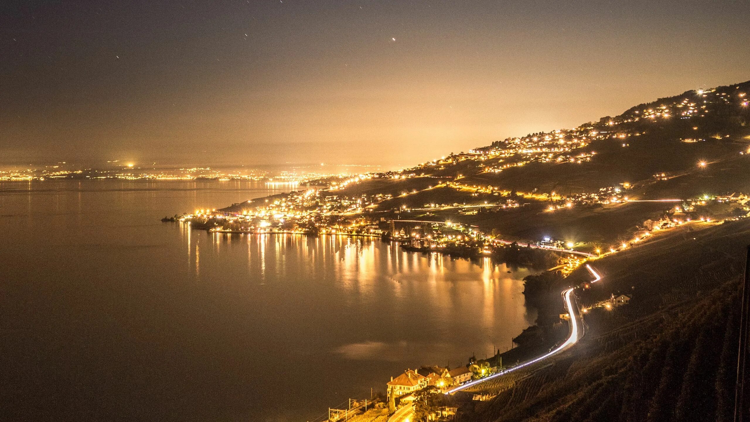 Ночной пляж. Небесные фонарики. Ночное море. Ночь в море. Ночной берег.