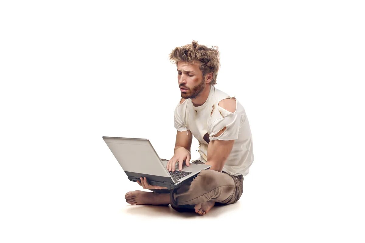 Парень за компьютером. Человек сидит за компьютером. Программист с ноутбуком. Человек за компьютером фото.