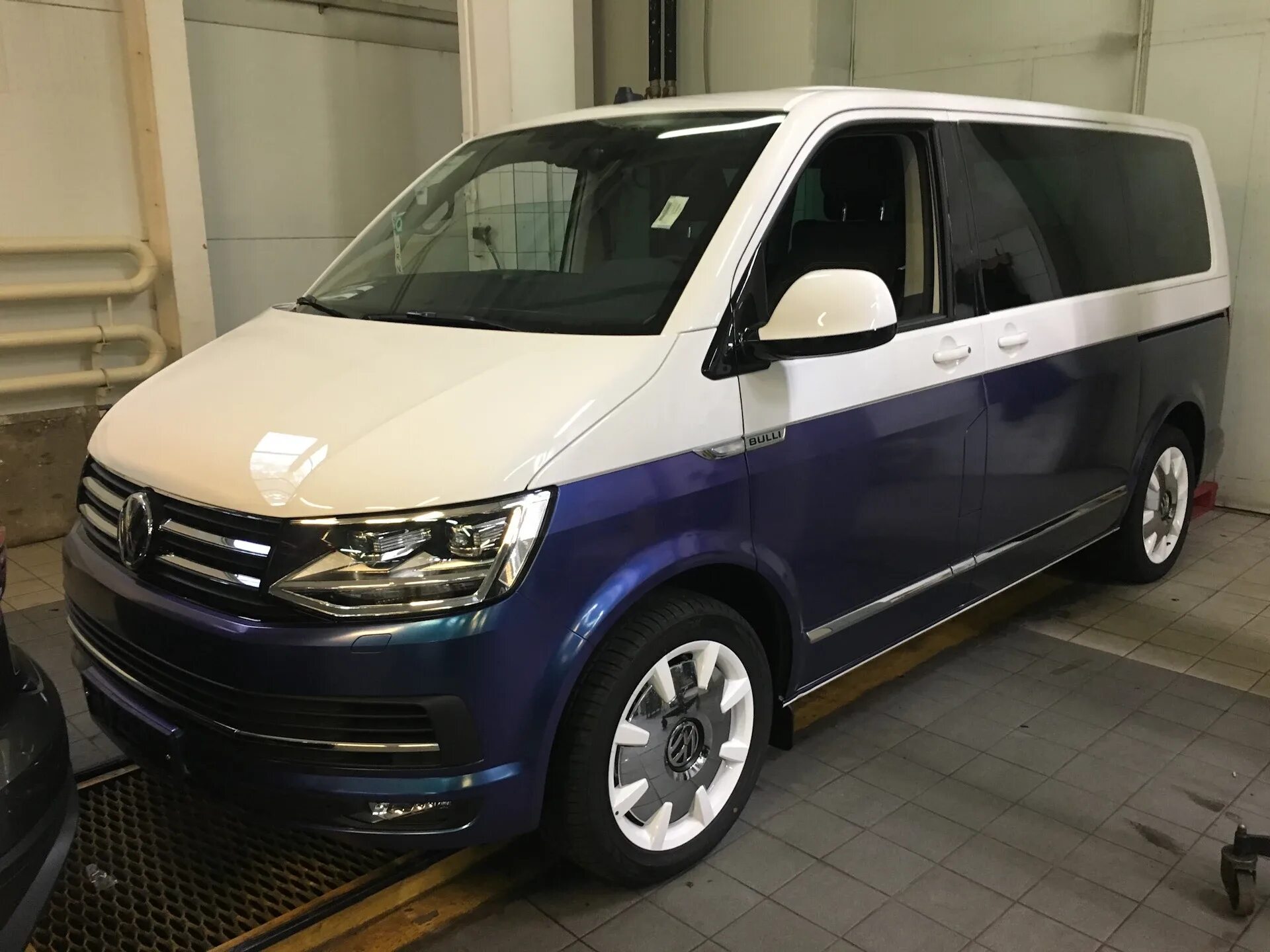 Диски транспортер т5. VW Multivan t6.1 белый. Фольксваген т5. Фольксваген т5 Рестайлинг. Volkswagen Multivan t6 White.