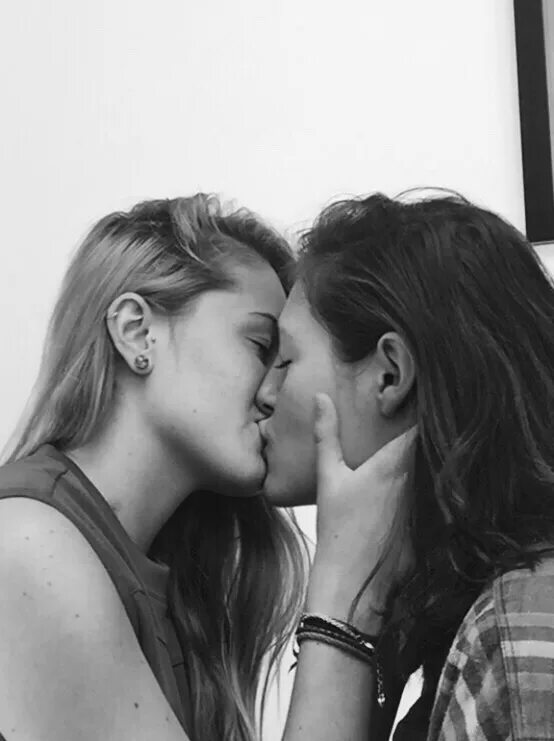 How lesbians. Девушки целуются. Девушка целует девушку. Красивые лесбийские пары. Красивый поцелуй девушек.