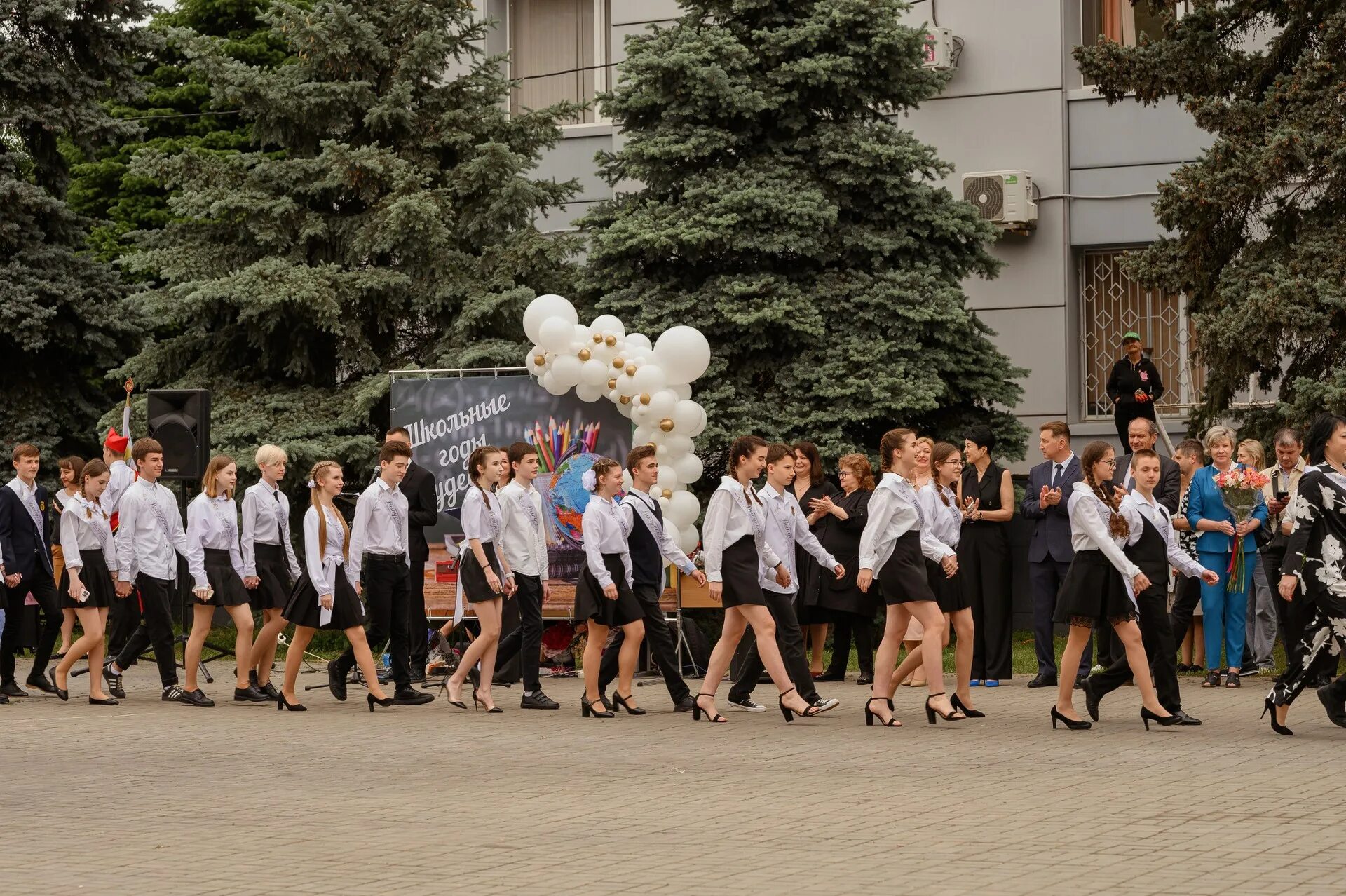 Линейки последний звонок. Линейка 11 класс последний звонок. Фотограф на последний звонок. Луганск последний звонок. Последний звонок сценарий линейки