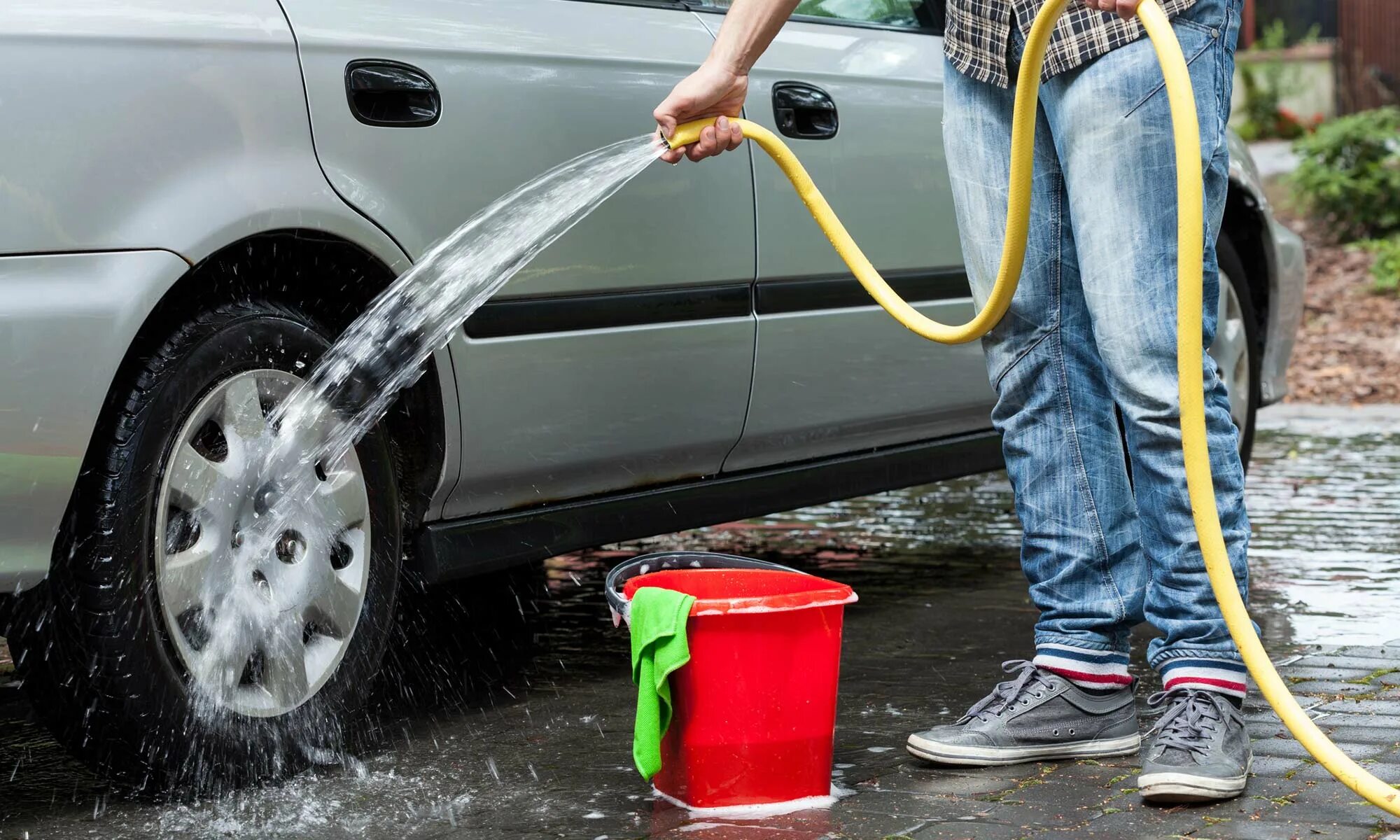 He clean the car. Мойка автомобиля. Шланг для мойки автомобиля. Мытье машины. Машина автомойка.