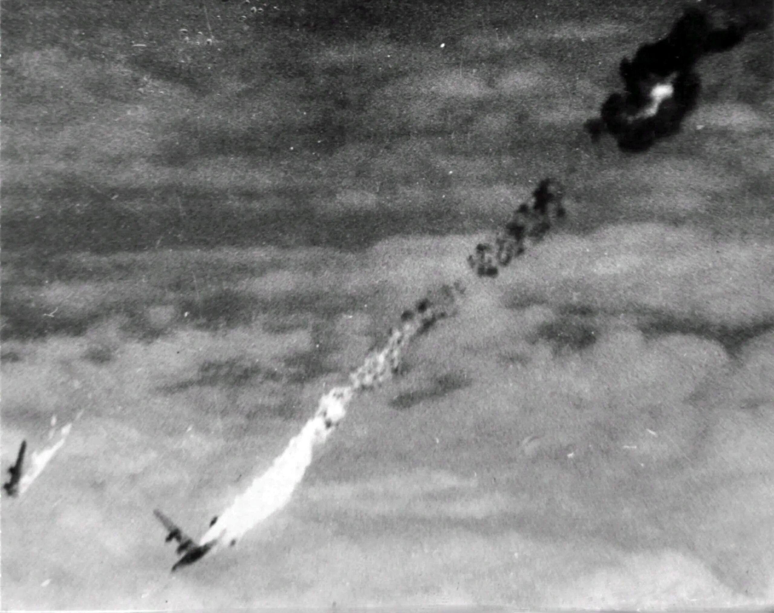 Сбит второй самолет. Подбитый самолет ил2. Сбитые немецкие самолеты ВОВ. Воздушный бой ВОВ 1941-1945.
