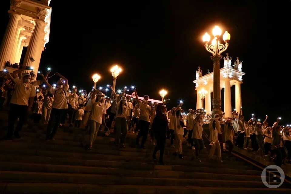 Ночной парад. День города Волгоград. Ночное шествие в Новороссийске. Ясиноватая 2015 парад фото.