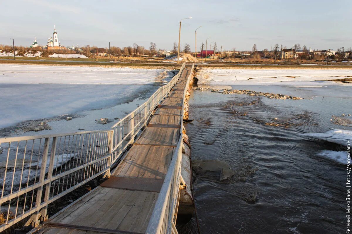 Размыло мост. Понтонный мост Саров. Саров Ривьера у понтонного моста. Нижегородский Понтонный мост. Понтонный мост Казань.