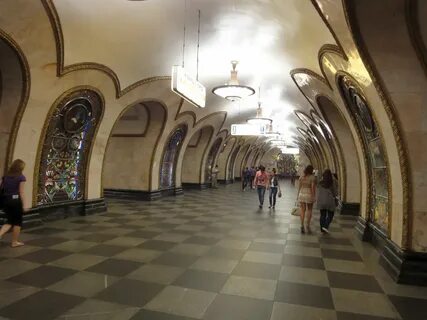 Станция метро возле