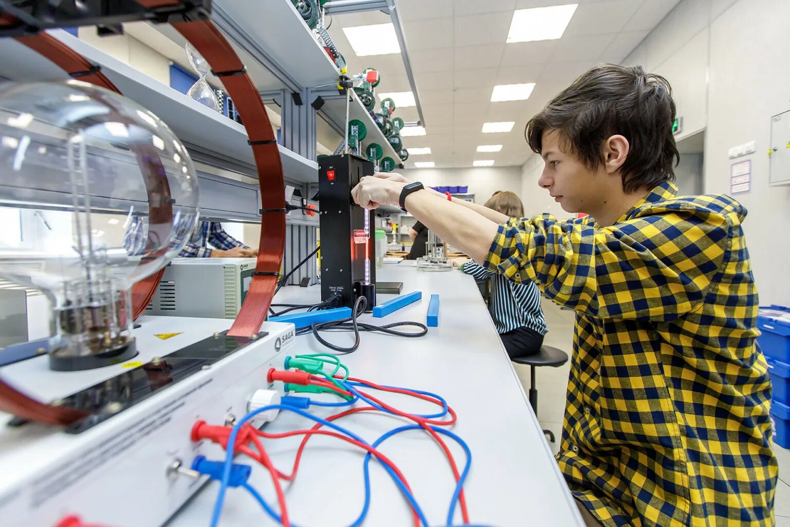 Инженерные классы москва. Инженерный класс в Московской школе. Профильный инженерный класс. Лаборатория робототехники. Инженерные классы в школах робототехника.