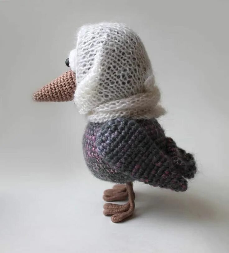 Вязаные игрушки ворона. Ворона вязаная крючком. Ворона вязаная крючком. Вязаная ворона. Ворона алена амигуруми.