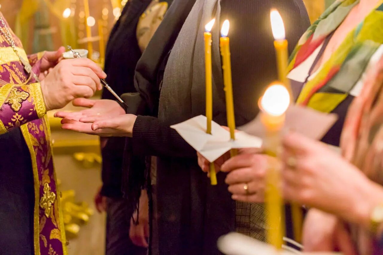 Чин проскомидии. Свечи в церкви. Пасхальное застолье. Монастырская трапеза в монастыре. Православный храм.