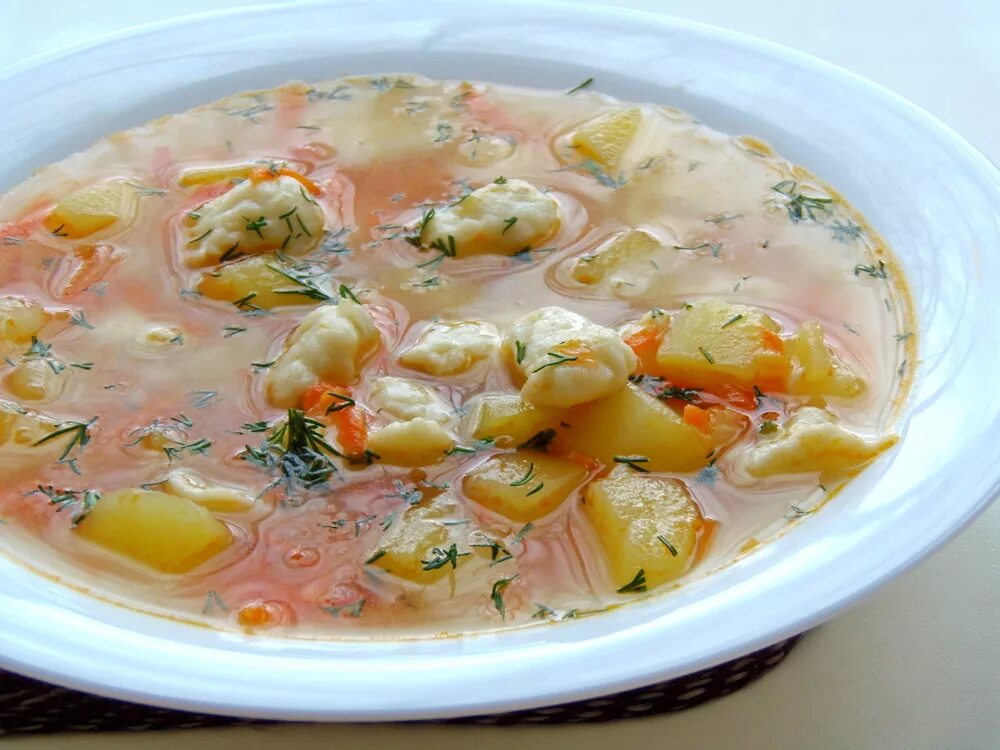 Суп с мясными клецками. Суп с клецками. суп с клёцками. суп с хлестами. суп из курицы с клецками.